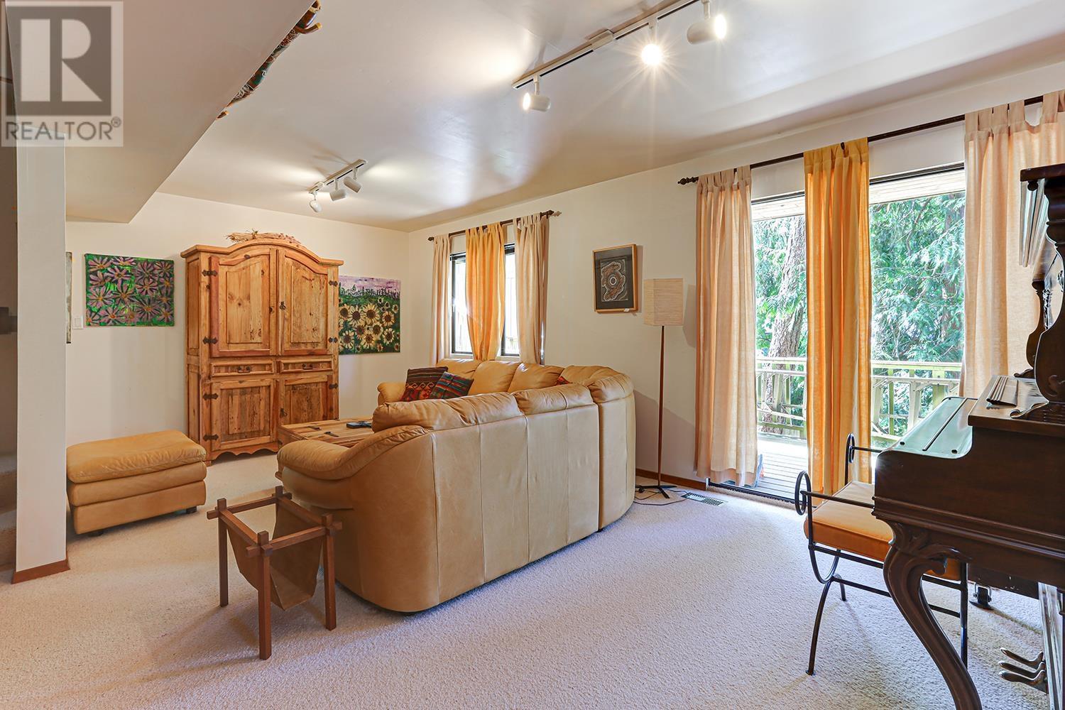 325 OCEANVIEW ROAD, Lions Bay
