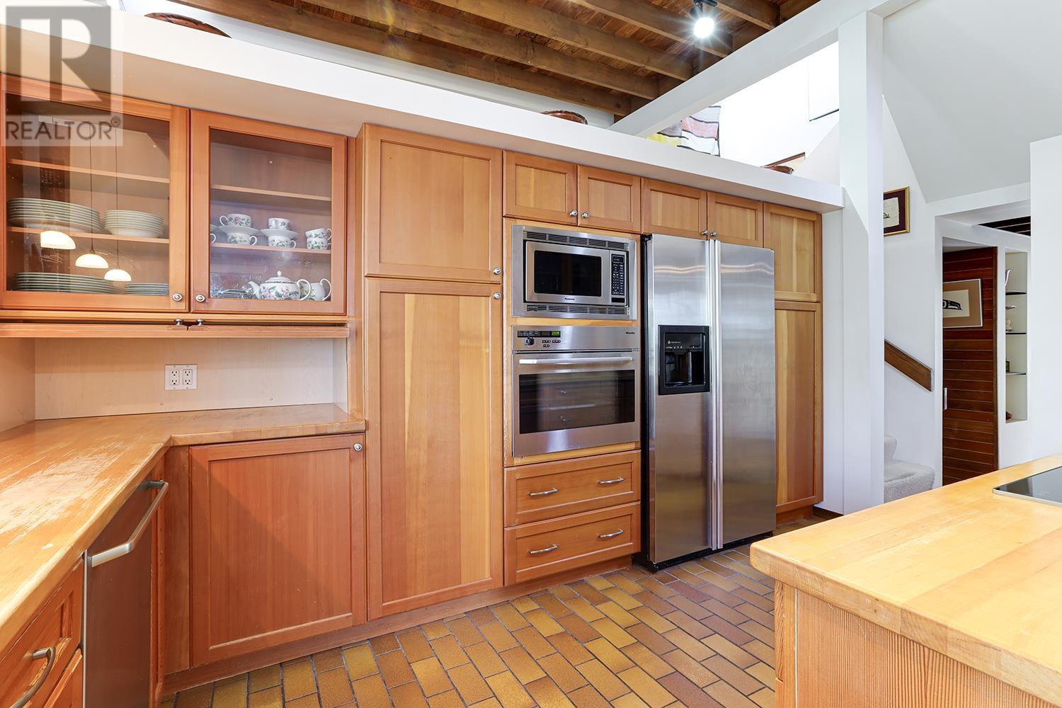 325 OCEANVIEW ROAD, Lions Bay
