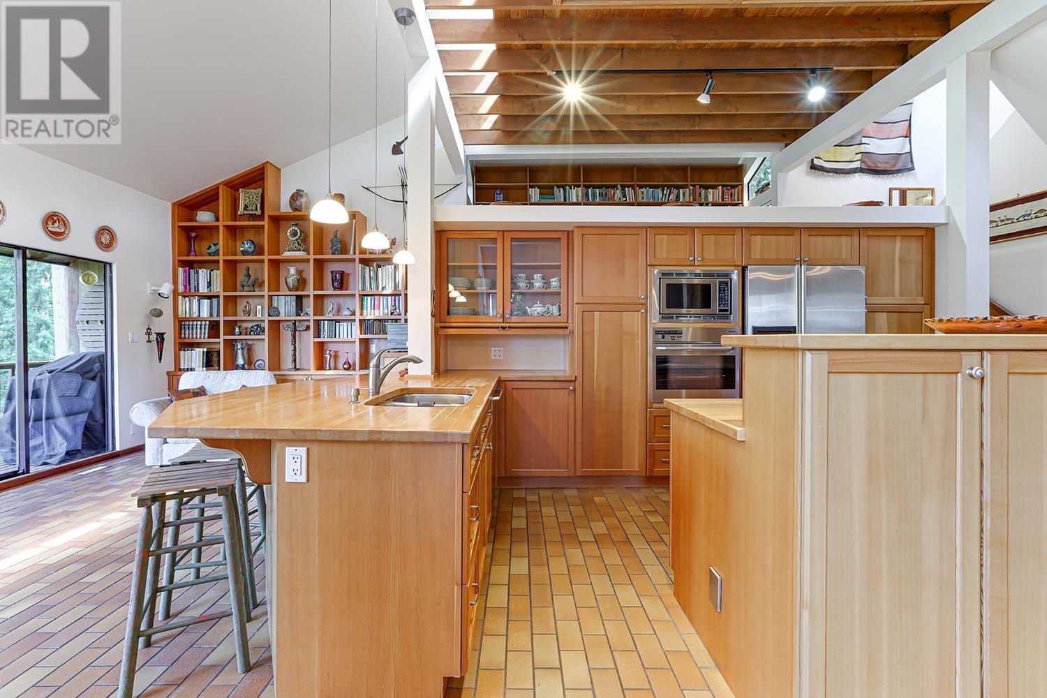 325 OCEANVIEW ROAD, Lions Bay