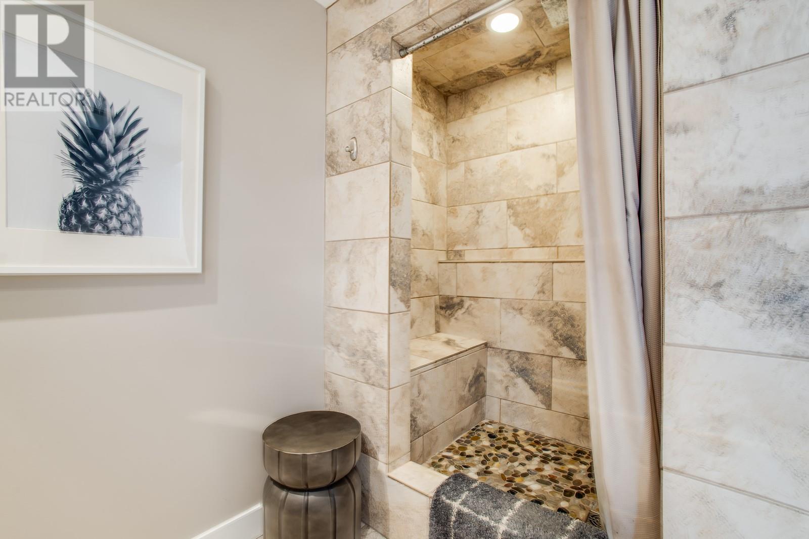  819 Cadder Avenue, Kelowna