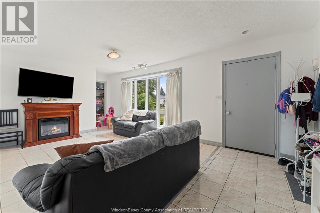 Photo 9 of 22 Bennie Avenue, Leamington ON