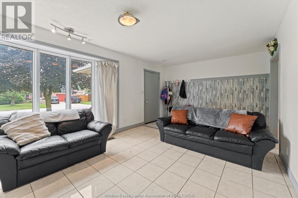 Photo 8 of 22 Bennie Avenue, Leamington ON