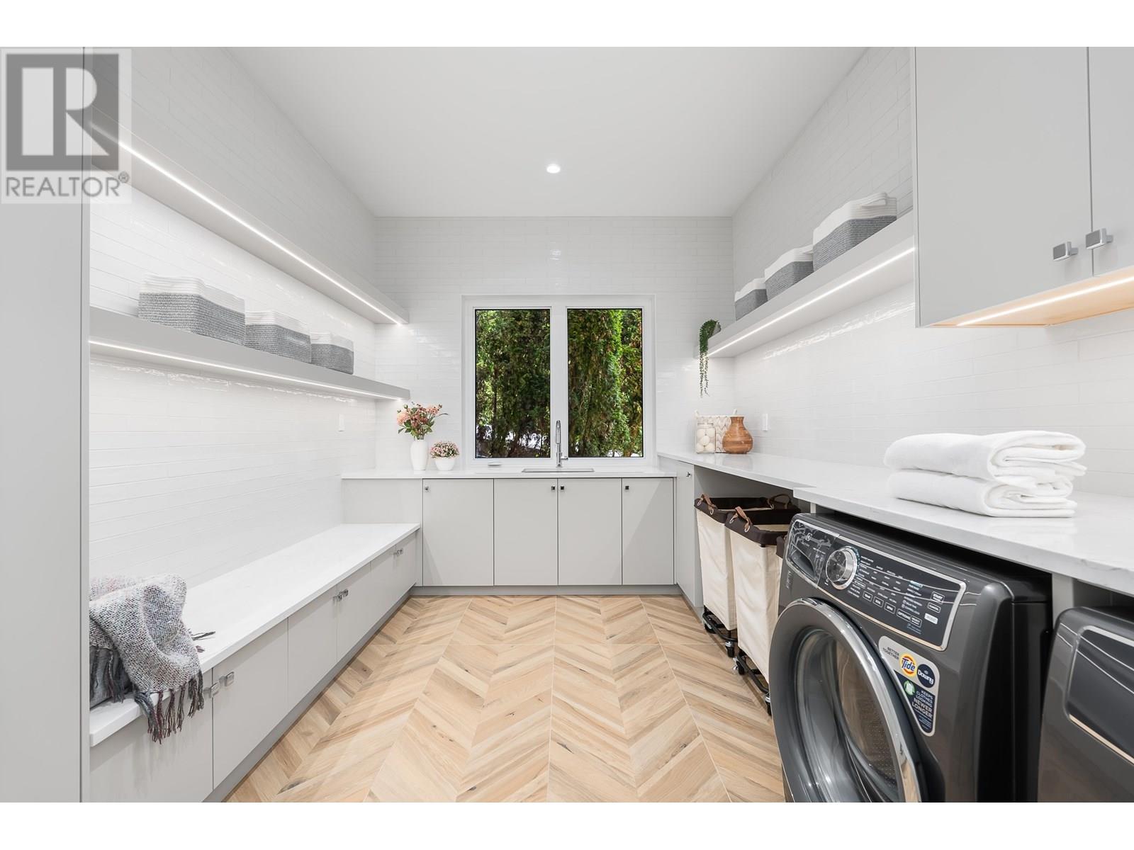 Photo 7 of 360 Southborough Drive, West Vancouver BC