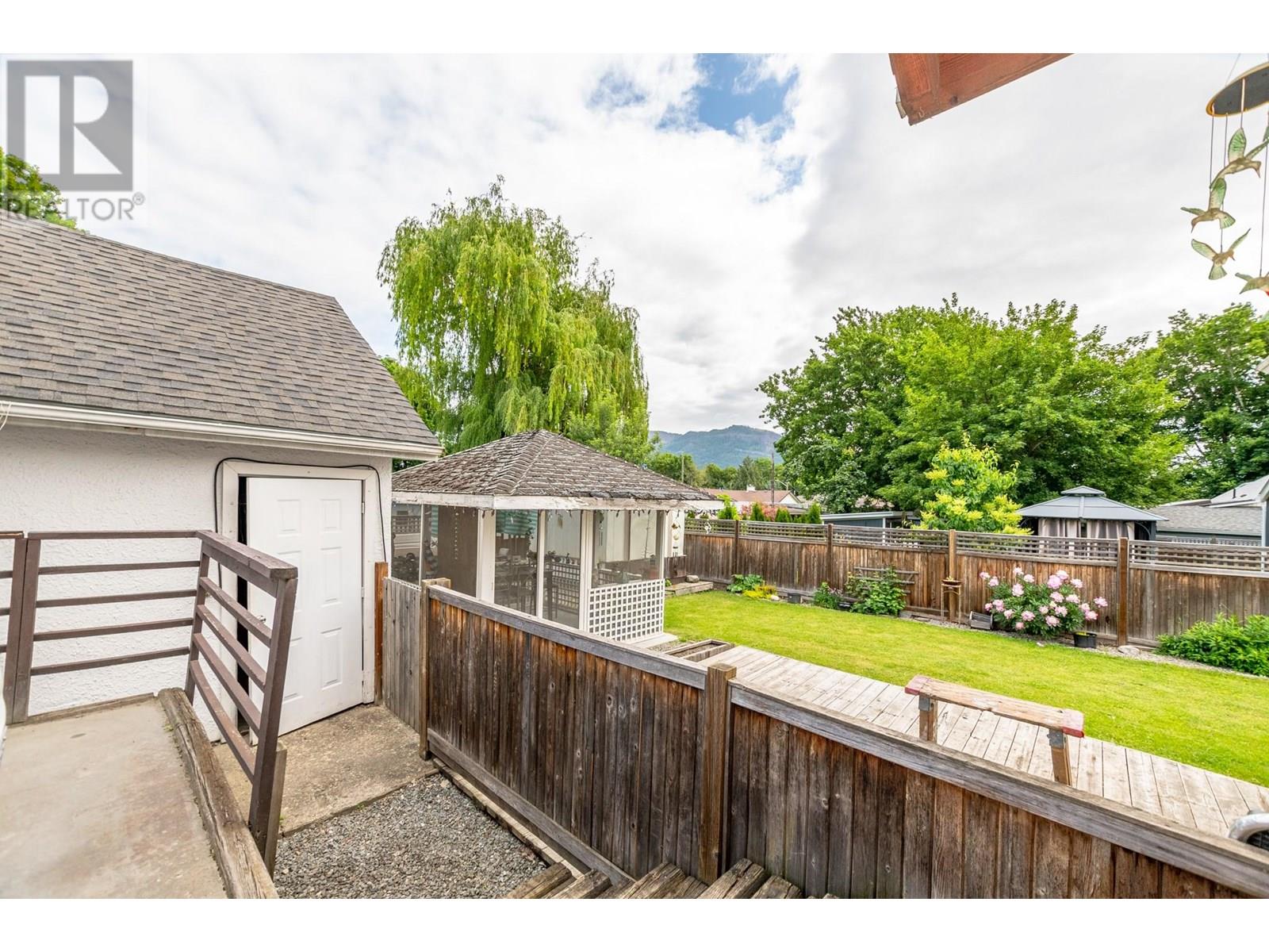 729 Stanley Avenue - 32