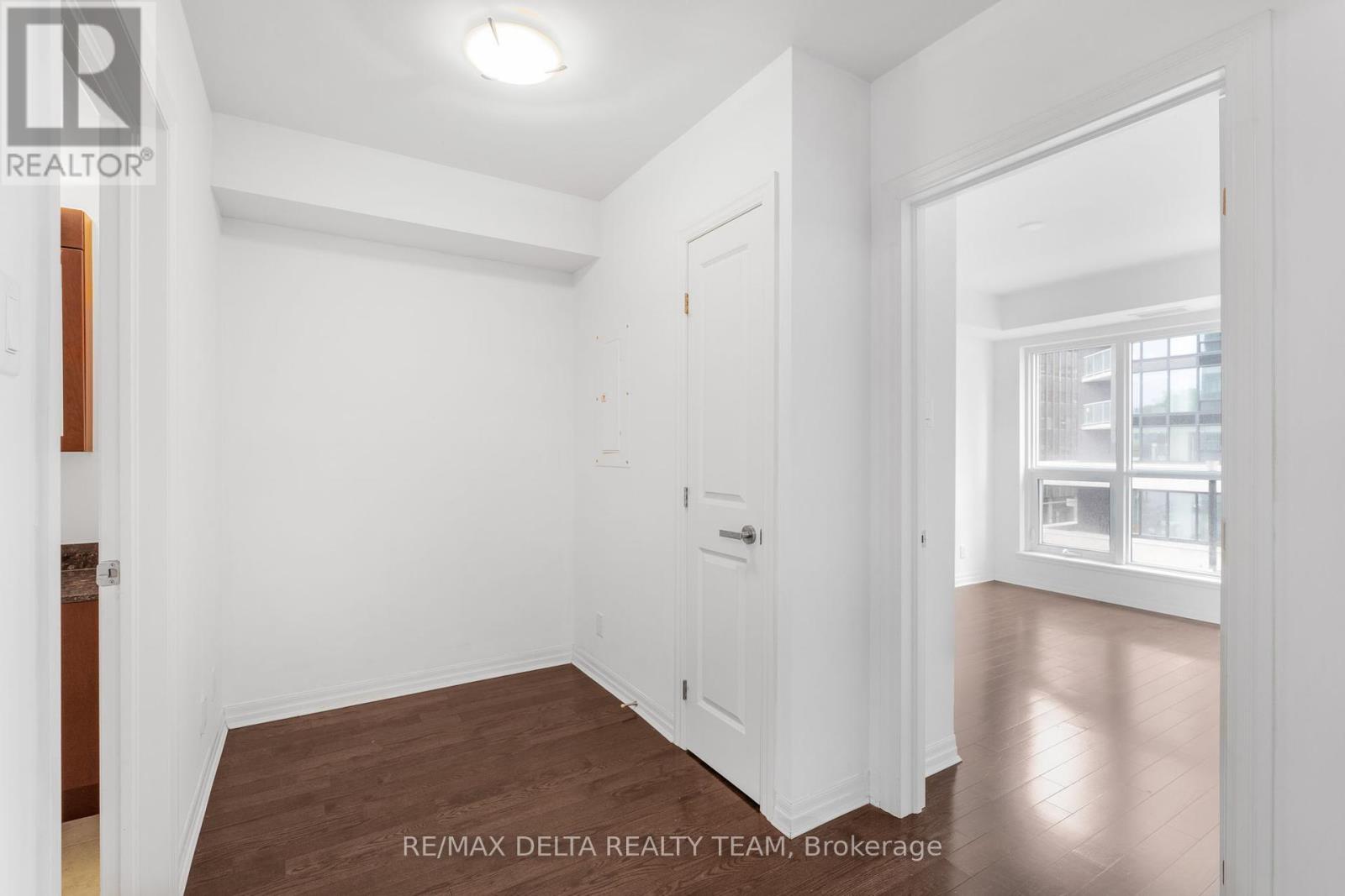 https://ddfcdn.realtor.ca/listing/TS638852524031600000/reb76/highres/5/x12213475_11.jpg