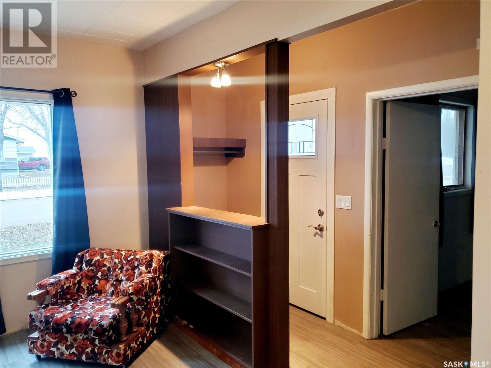 Photo 10 of 228 4th Street E, Ponteix SK