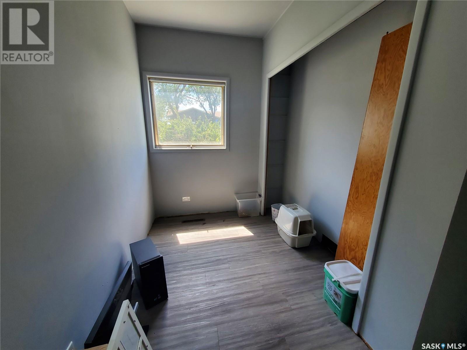 Photo 11 of 228 4th Street E, Ponteix SK