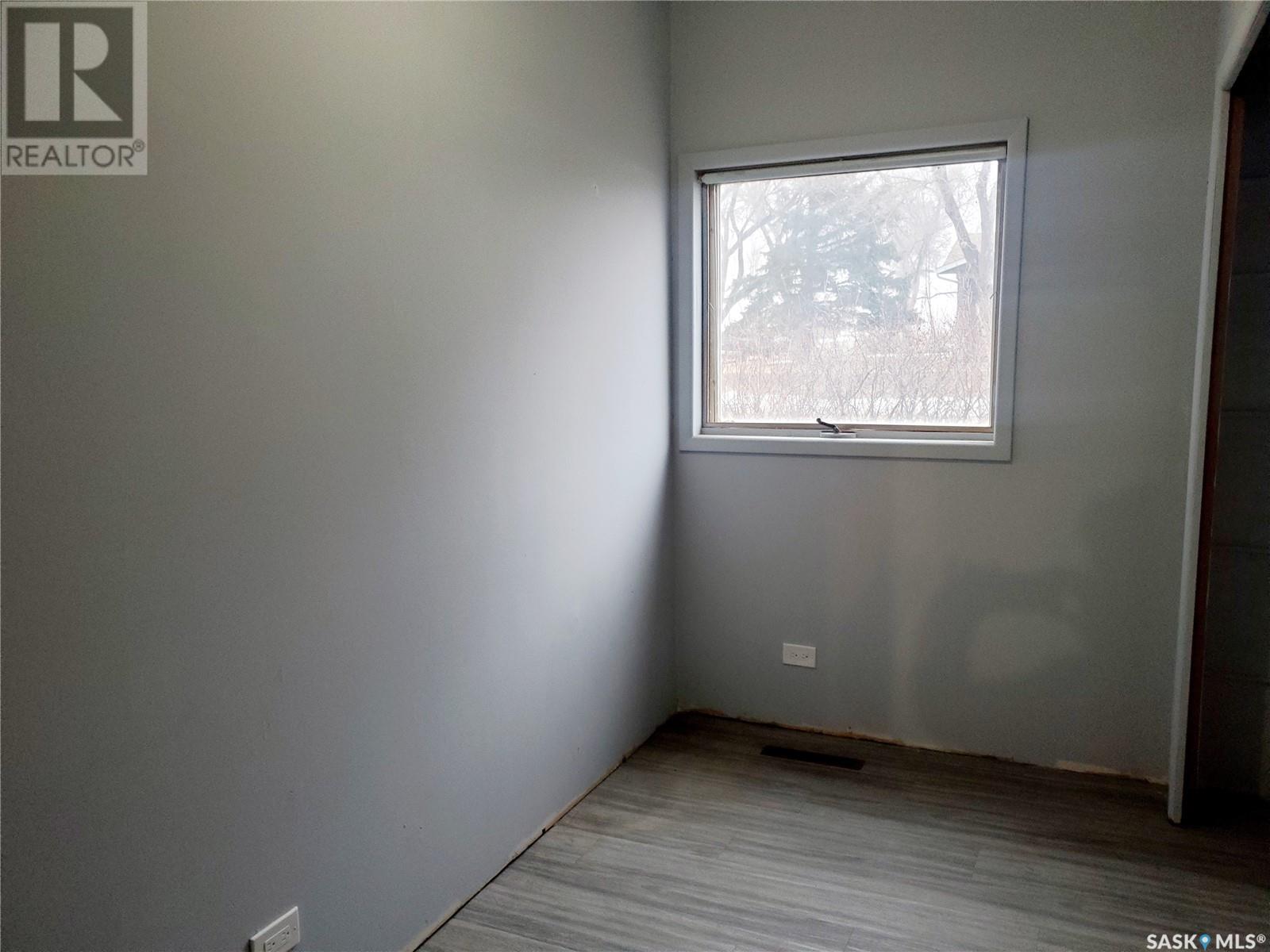 Photo 12 of 228 4th Street E, Ponteix SK