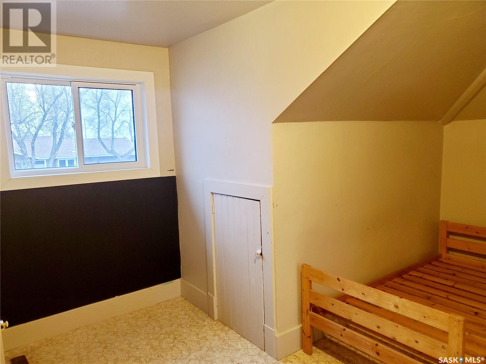 Photo 17 of 228 4th Street E, Ponteix SK