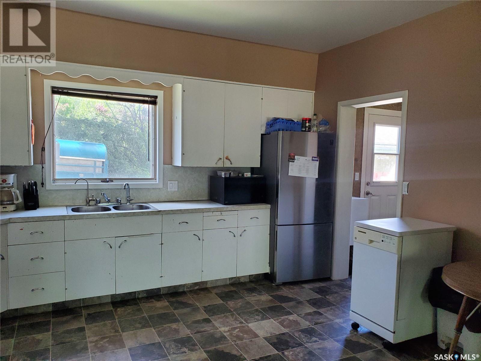 Photo 4 of 228 4th Street E, Ponteix SK