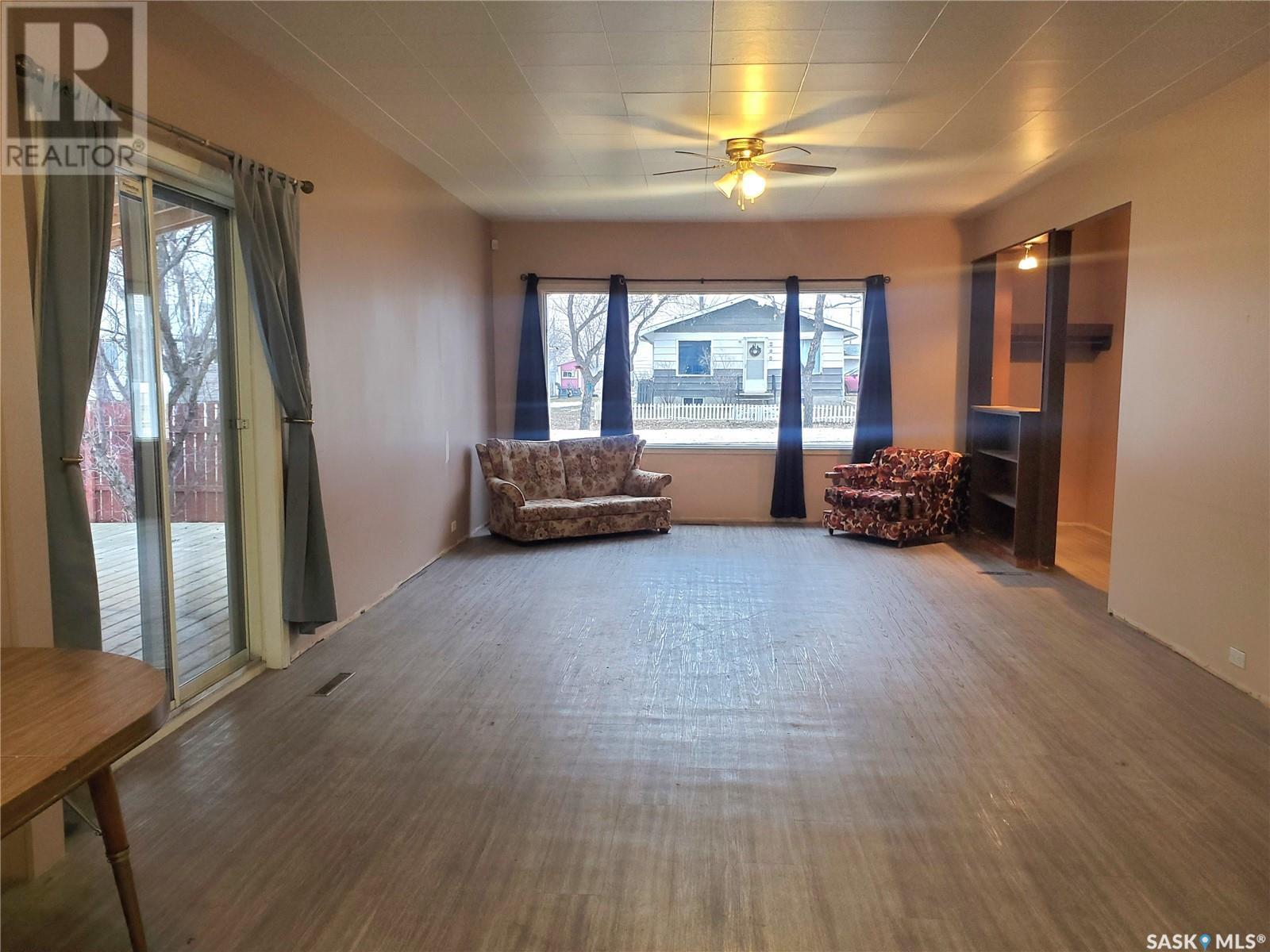 Photo 9 of 228 4th Street E, Ponteix SK