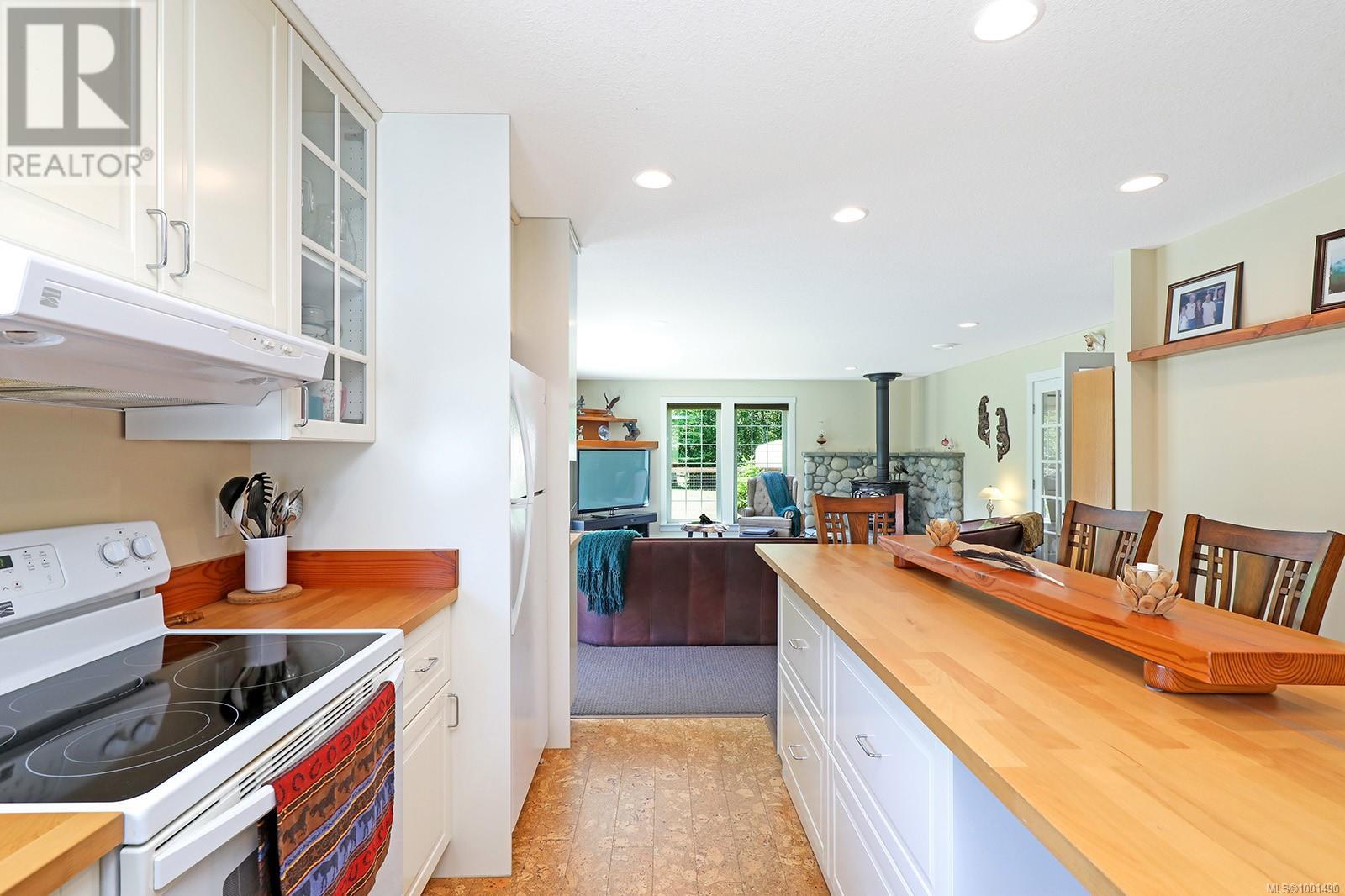 Photo 16 of 1195 Burbank Rd, Qualicum Beach BC