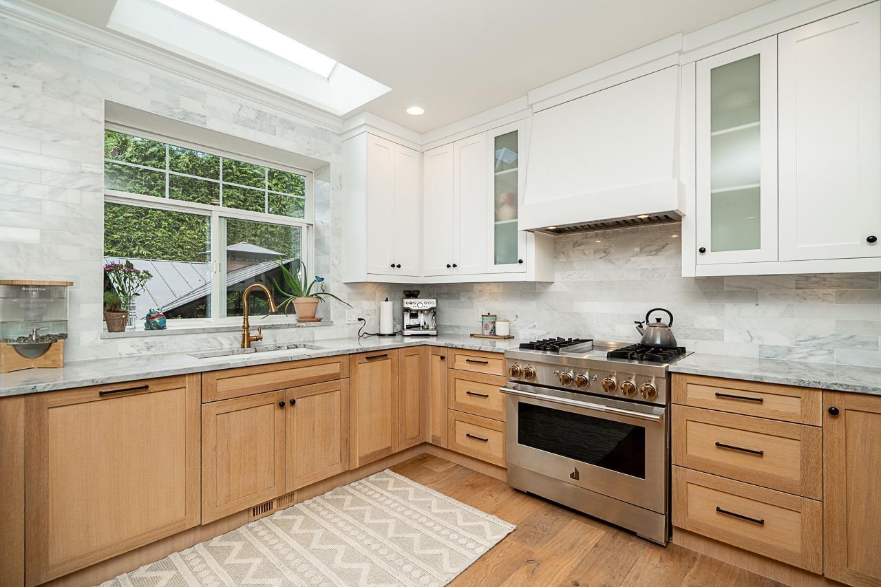 Photo 11 of 15535 36 B Avenue, Surrey BC