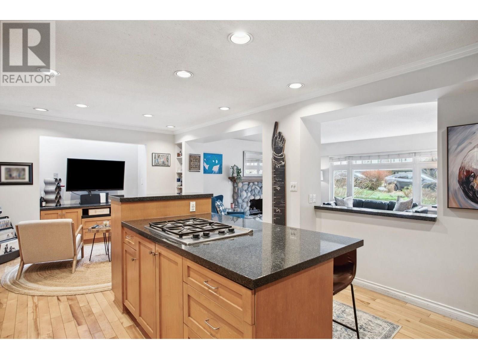 Photo 5 of 2569 Hyannis Point, North Vancouver BC
