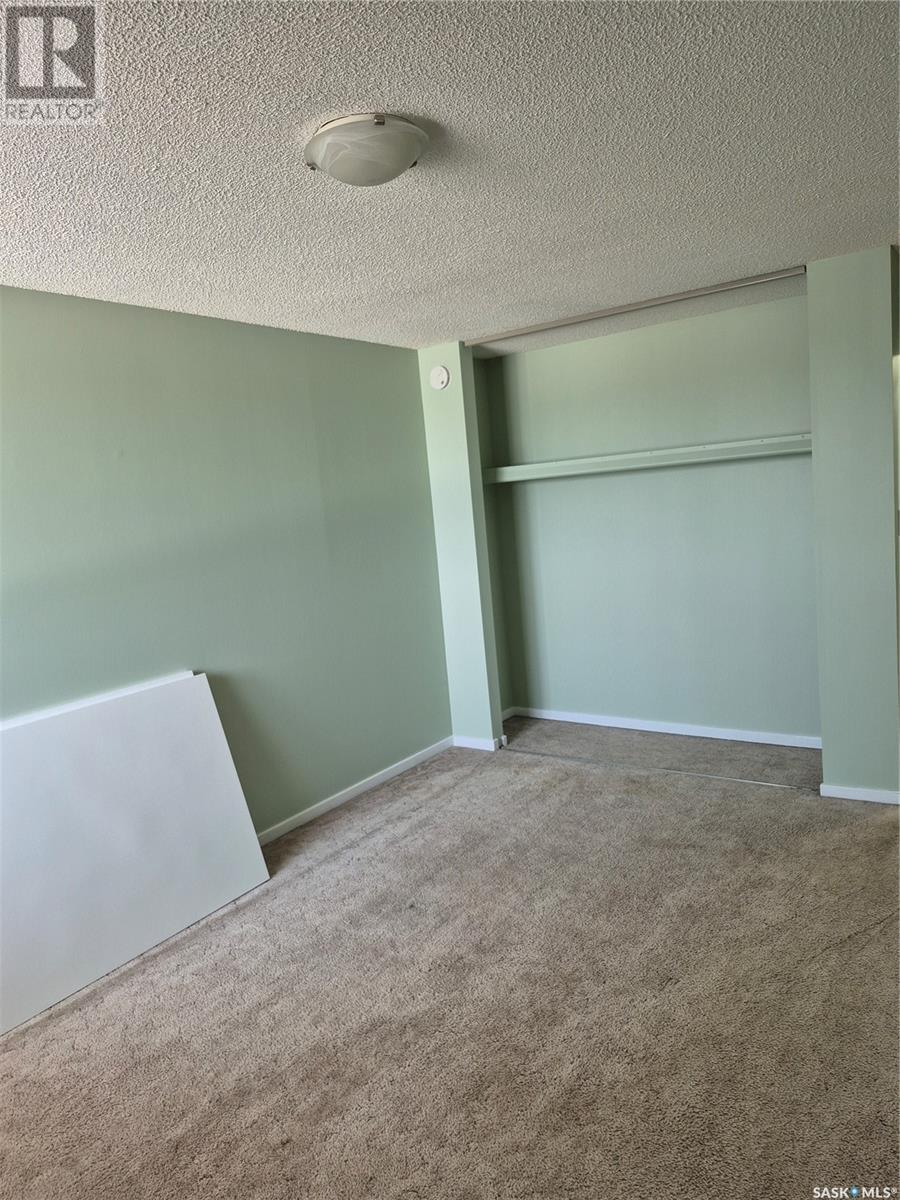 Single Family House High rise for Sale in   RAE STREET Regina 