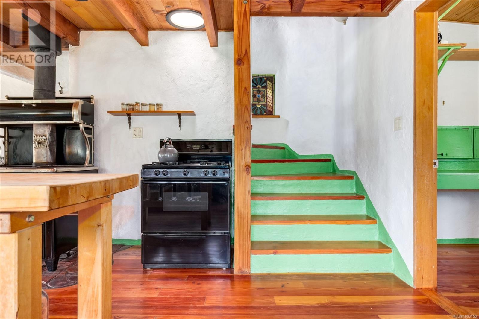 9 Main Rd, Lasqueti Island