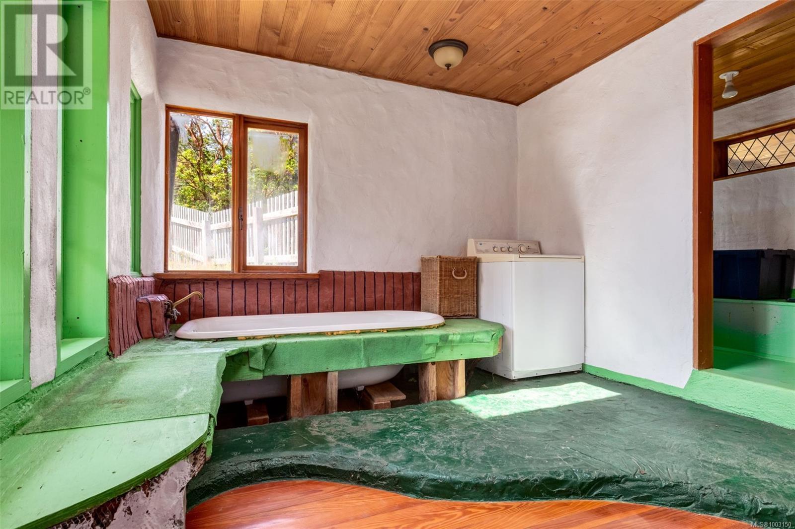 9 Main Rd, Lasqueti Island