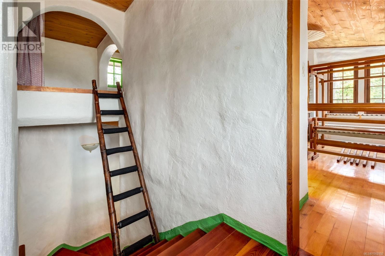 9 Main Rd, Lasqueti Island