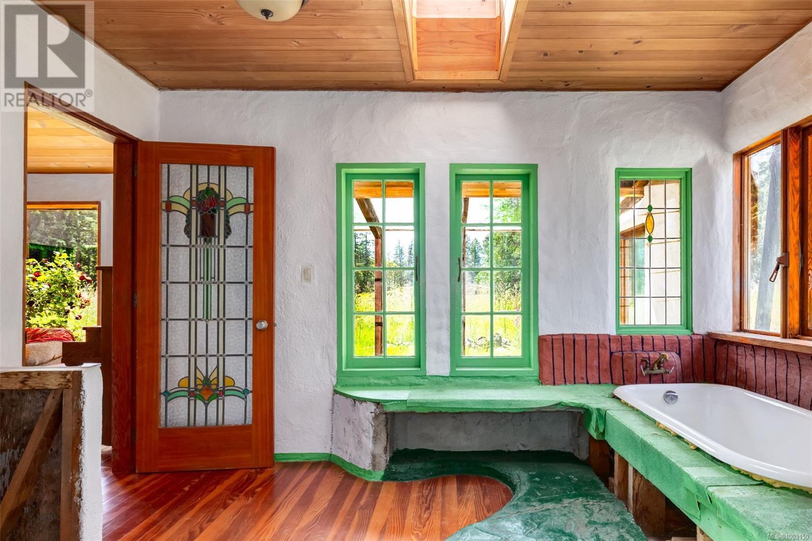 9 Main Rd, Lasqueti Island