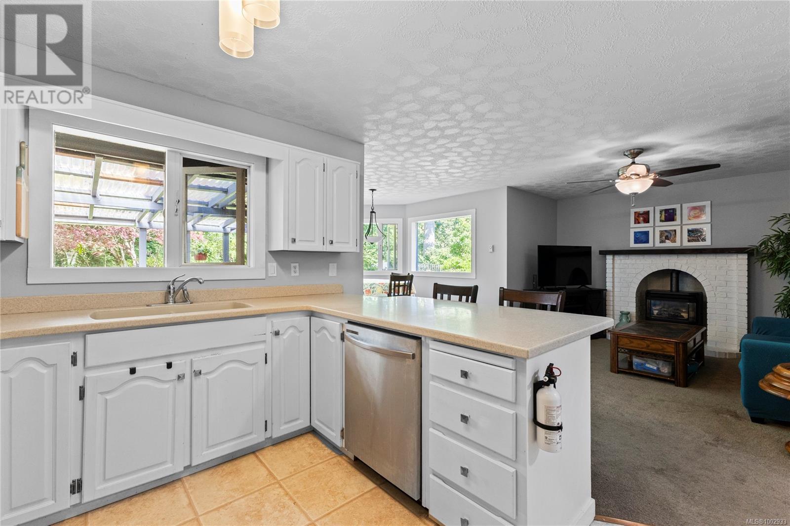 Photo 4 of 1692 Meadowbrook Dr, Campbell River BC
