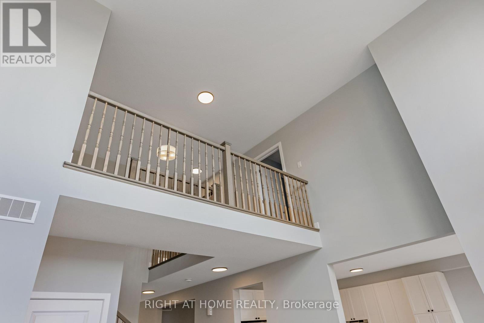 Photo 14 of 584 Paakanaak Avenue, Ottawa ON