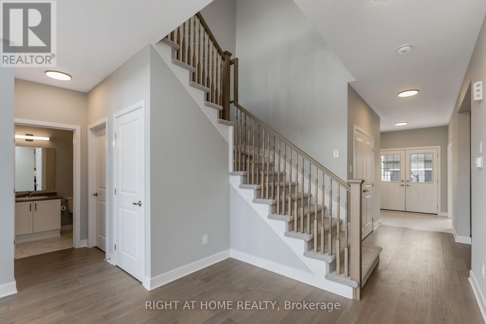 Photo 16 of 584 Paakanaak Avenue, Ottawa ON