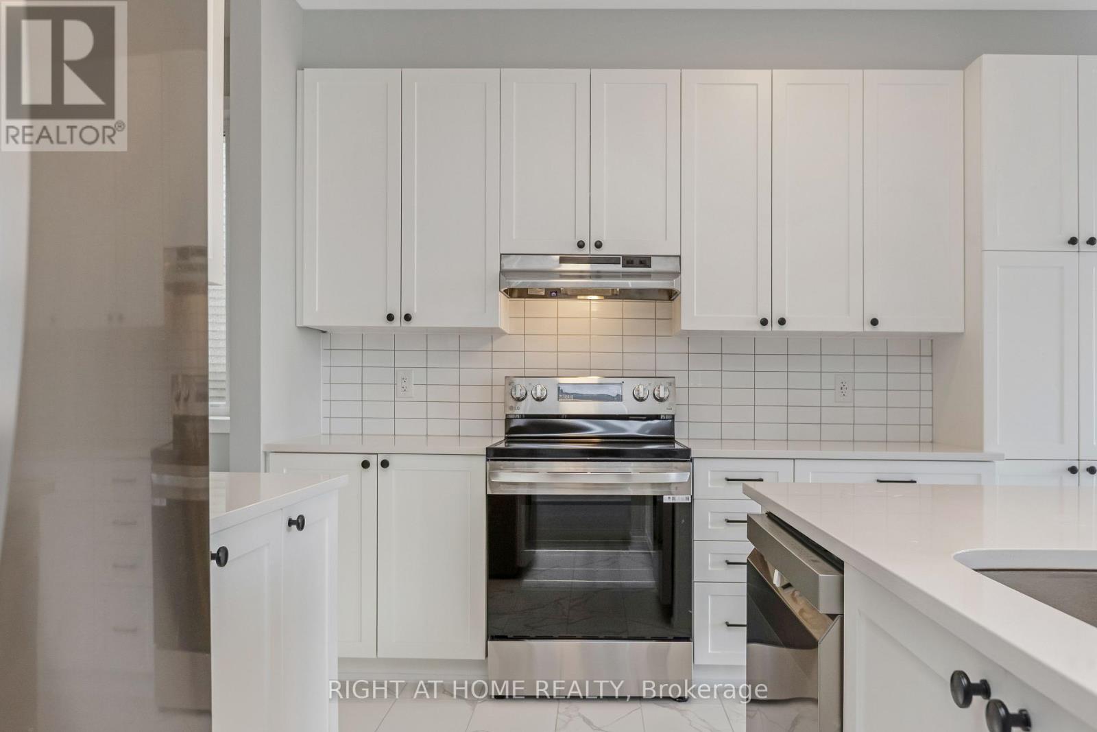 Photo 18 of 584 Paakanaak Avenue, Ottawa ON