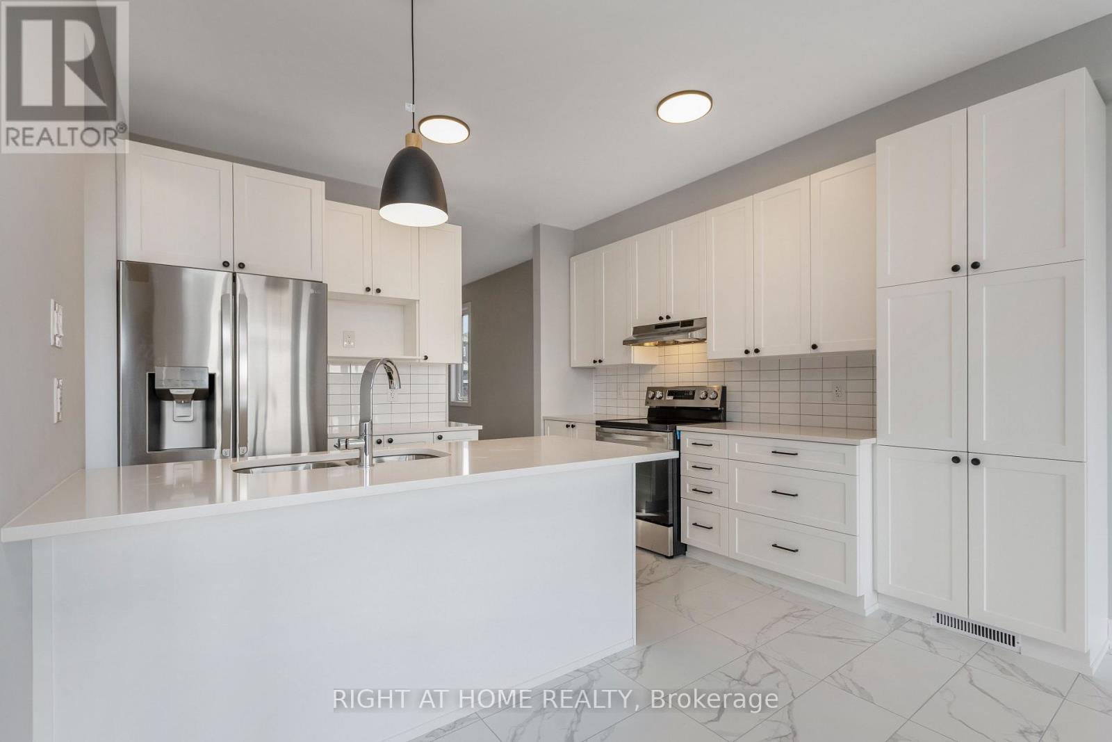 Photo 19 of 584 Paakanaak Avenue, Ottawa ON