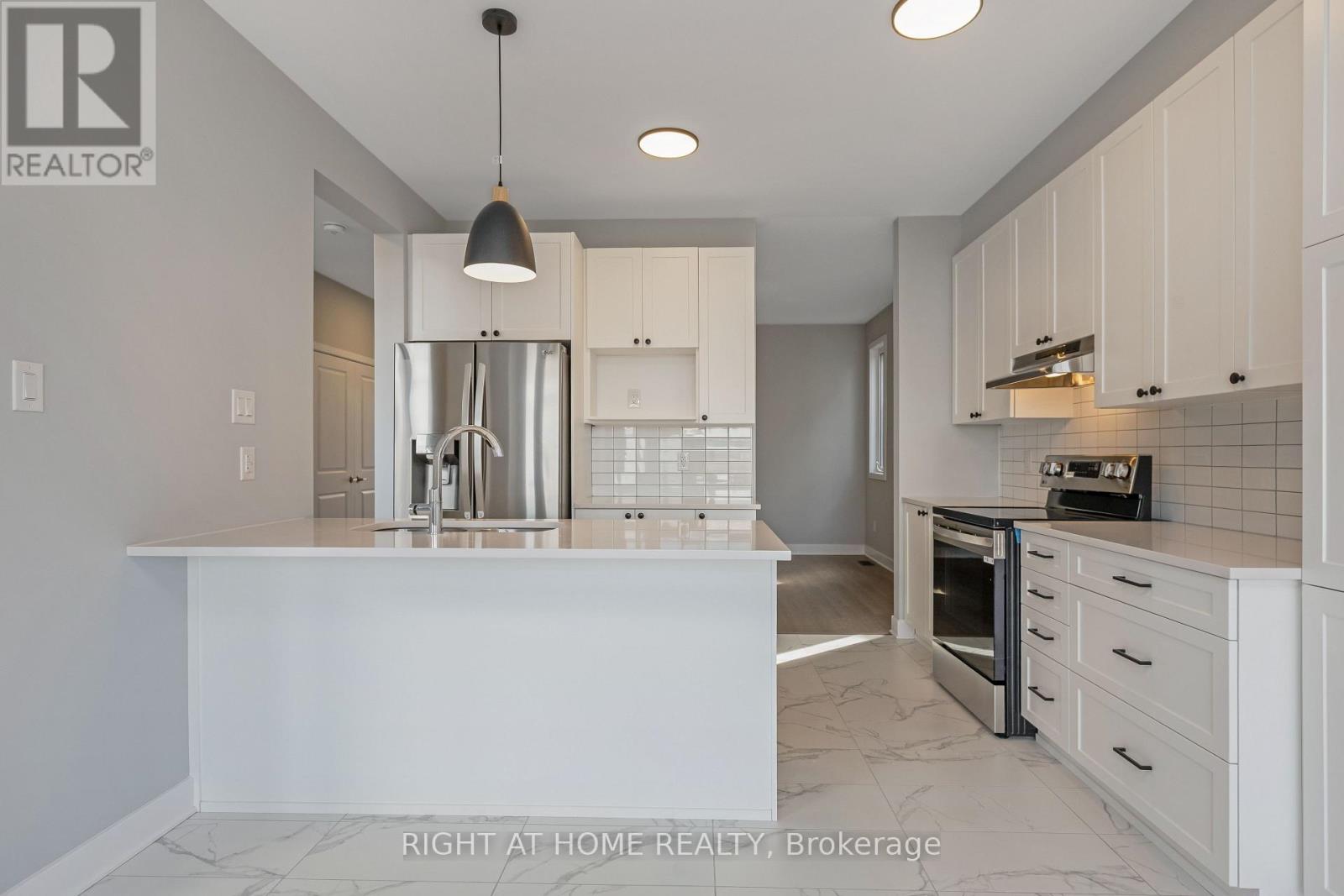 Photo 20 of 584 Paakanaak Avenue, Ottawa ON