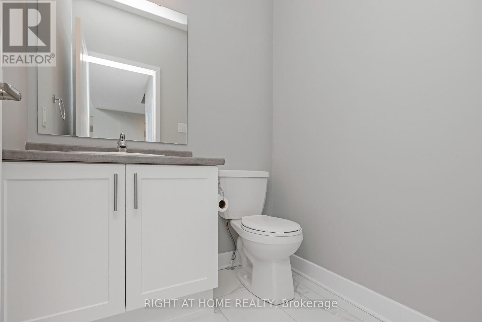 Photo 24 of 584 Paakanaak Avenue, Ottawa ON