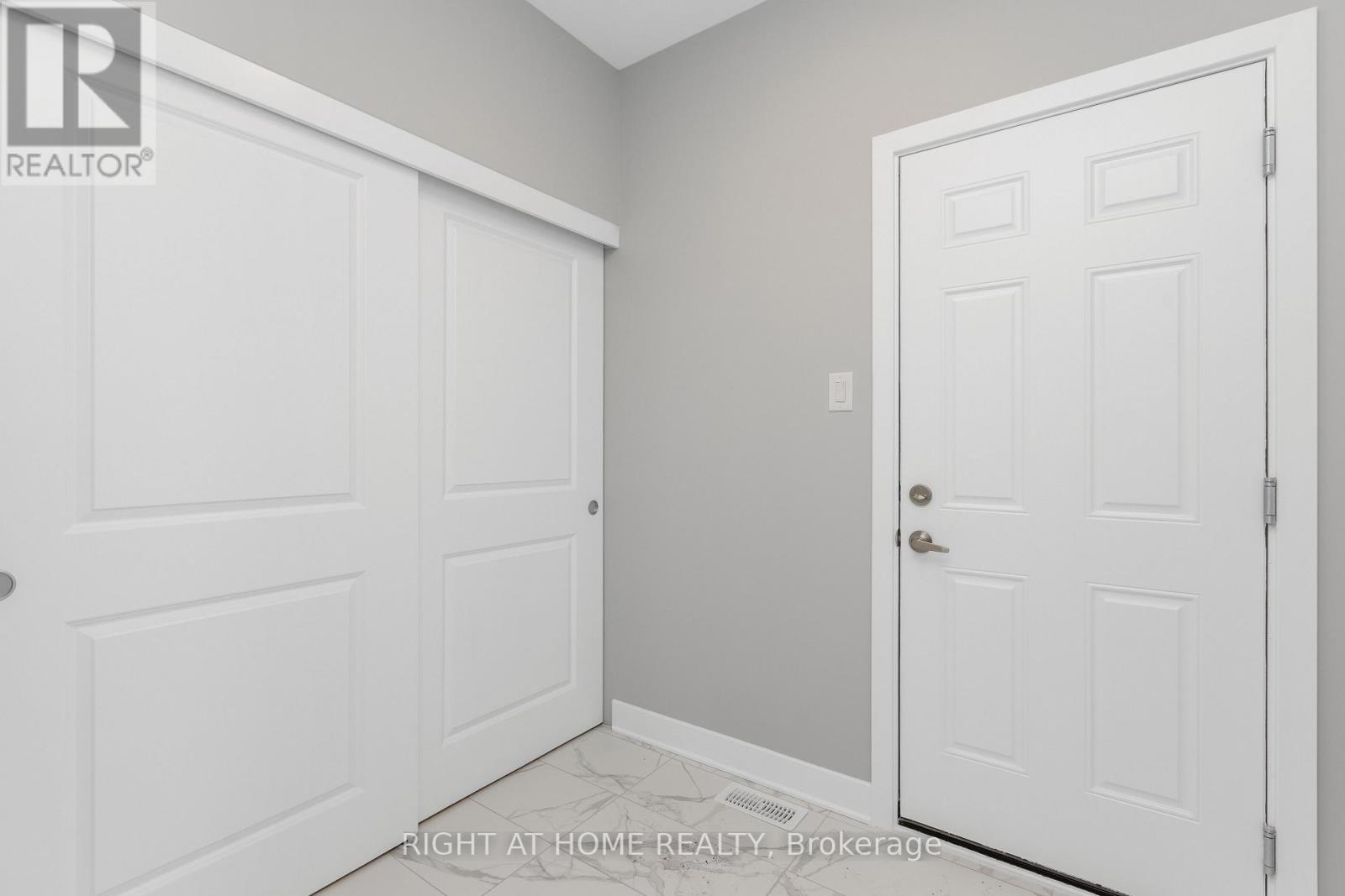 Photo 25 of 584 Paakanaak Avenue, Ottawa ON