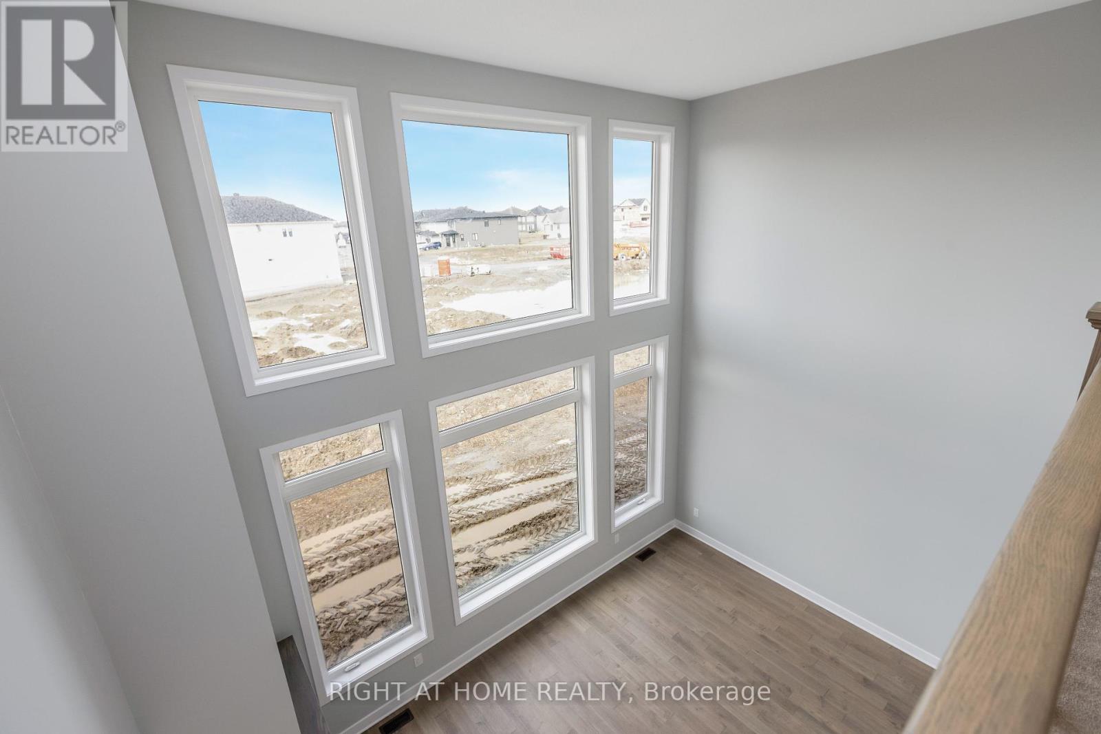 Photo 28 of 584 Paakanaak Avenue, Ottawa ON