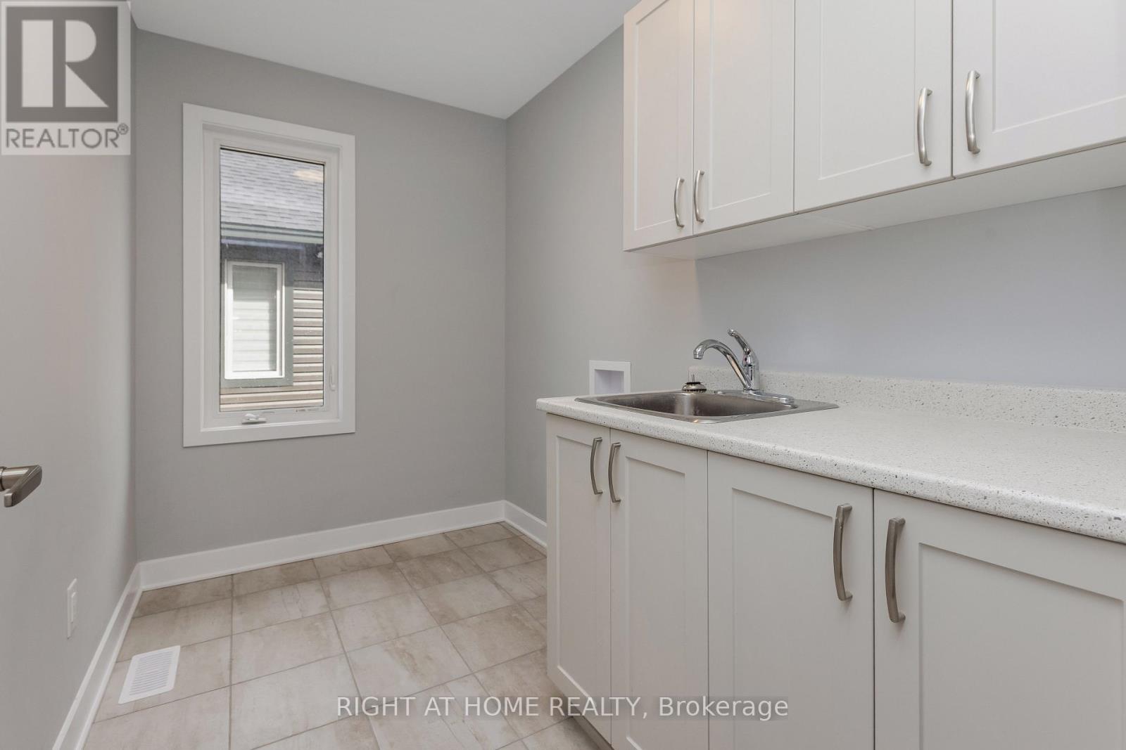 Photo 30 of 584 Paakanaak Avenue, Ottawa ON