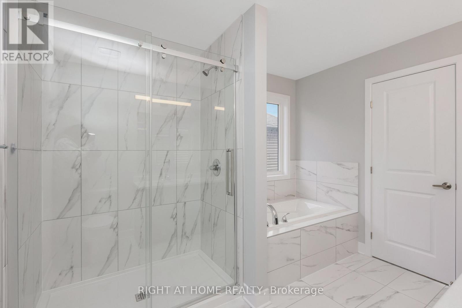 Photo 37 of 584 Paakanaak Avenue, Ottawa ON