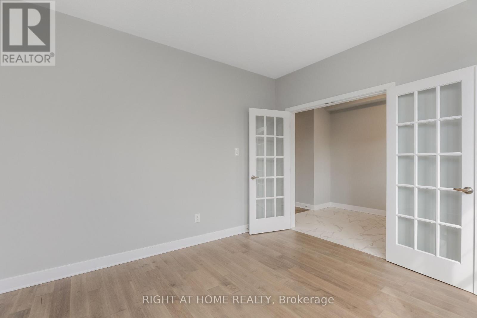 Photo 7 of 584 Paakanaak Avenue, Ottawa ON