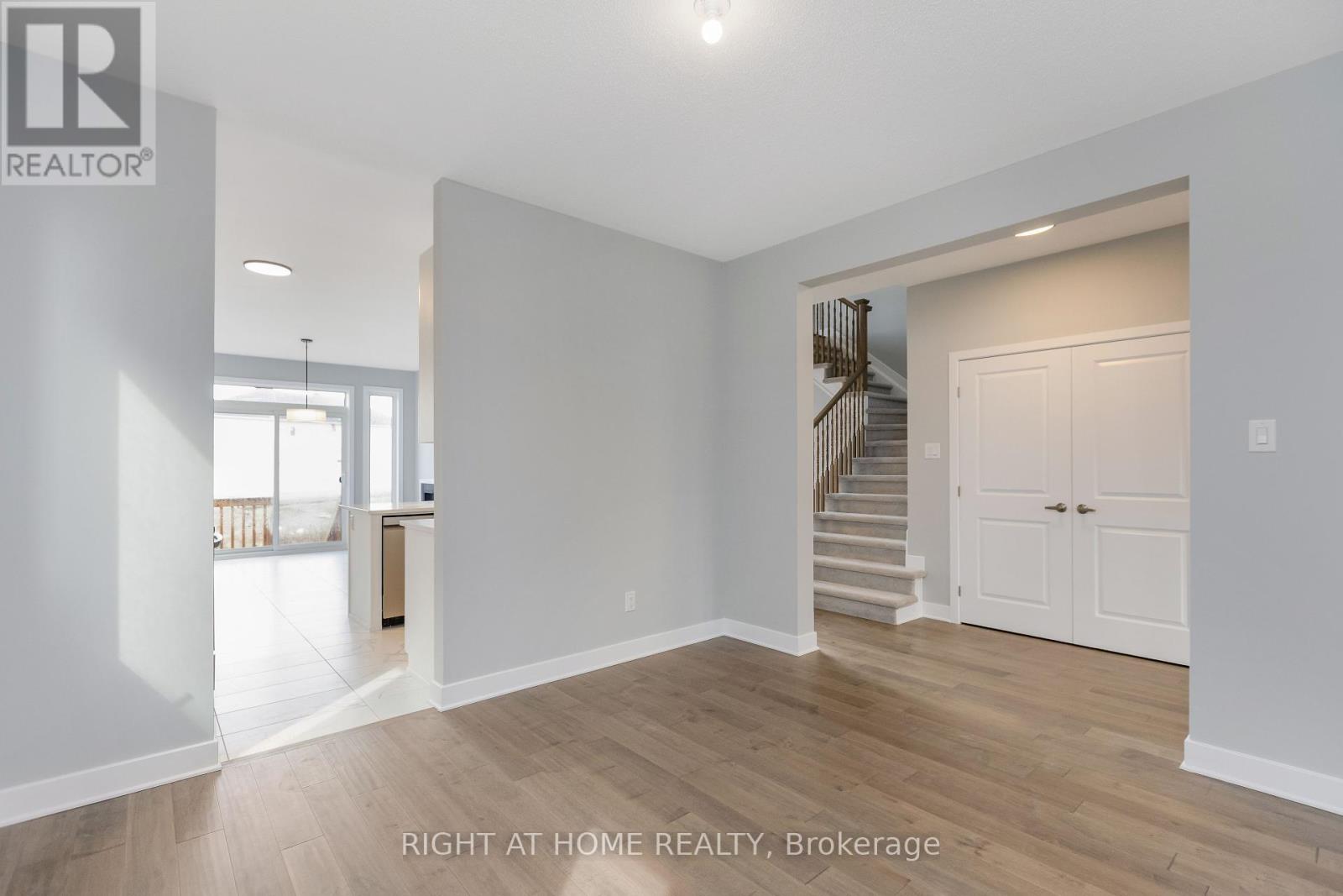 Photo 8 of 584 Paakanaak Avenue, Ottawa ON