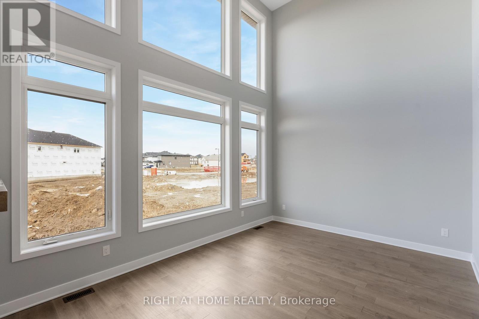 Photo 9 of 584 Paakanaak Avenue, Ottawa ON