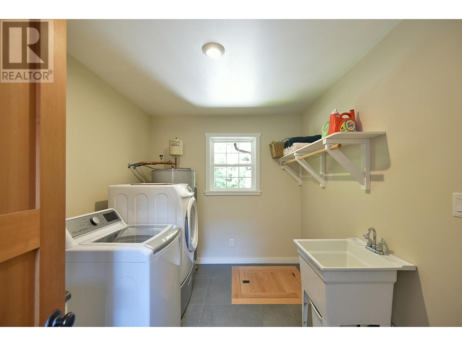 1000 CEMETERY ROAD, Gibsons