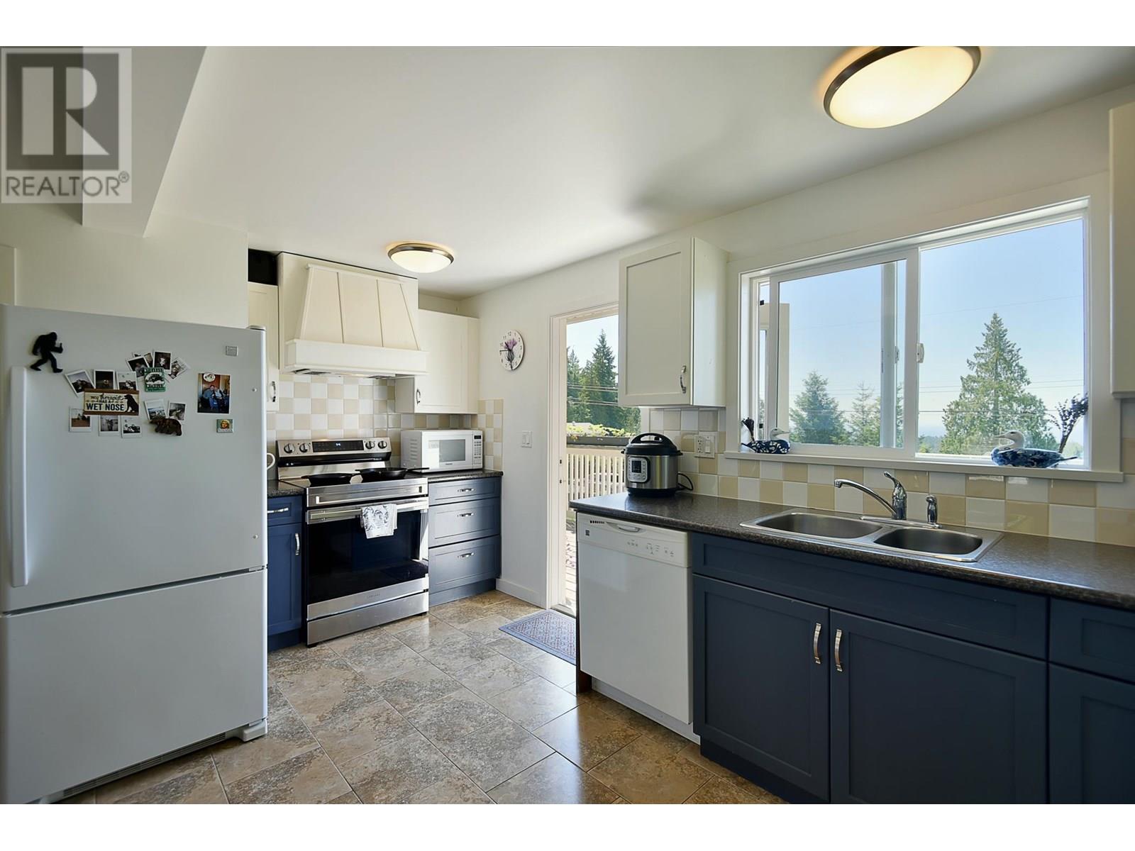 1000 CEMETERY ROAD, Gibsons