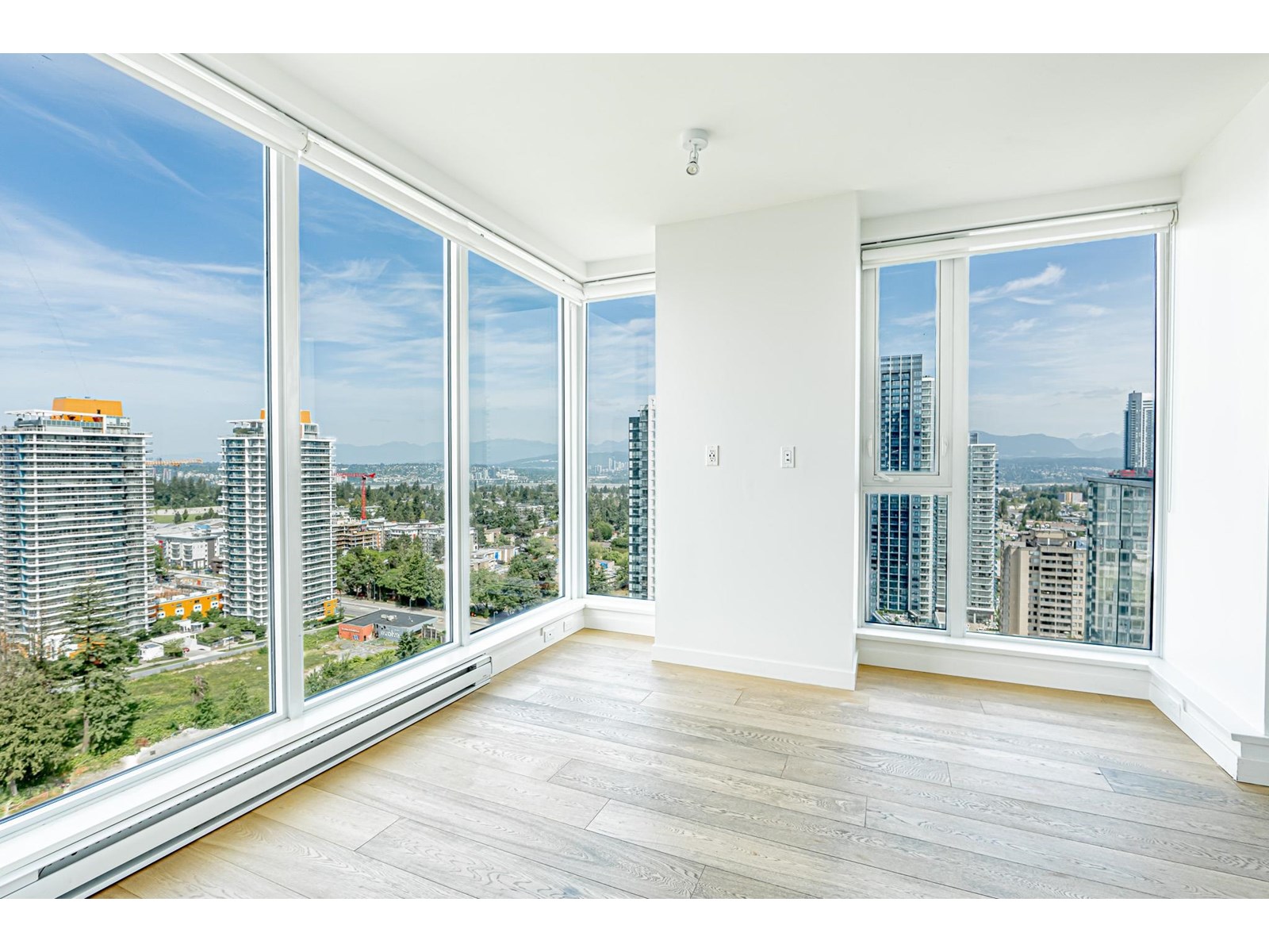 Photo 9 of 2606 13438 Central Avenue, Surrey BC