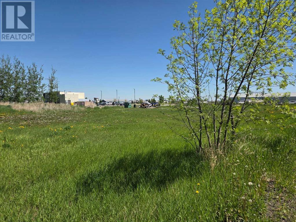 Photo 2 of 2412 20th Street, Didsbury AB