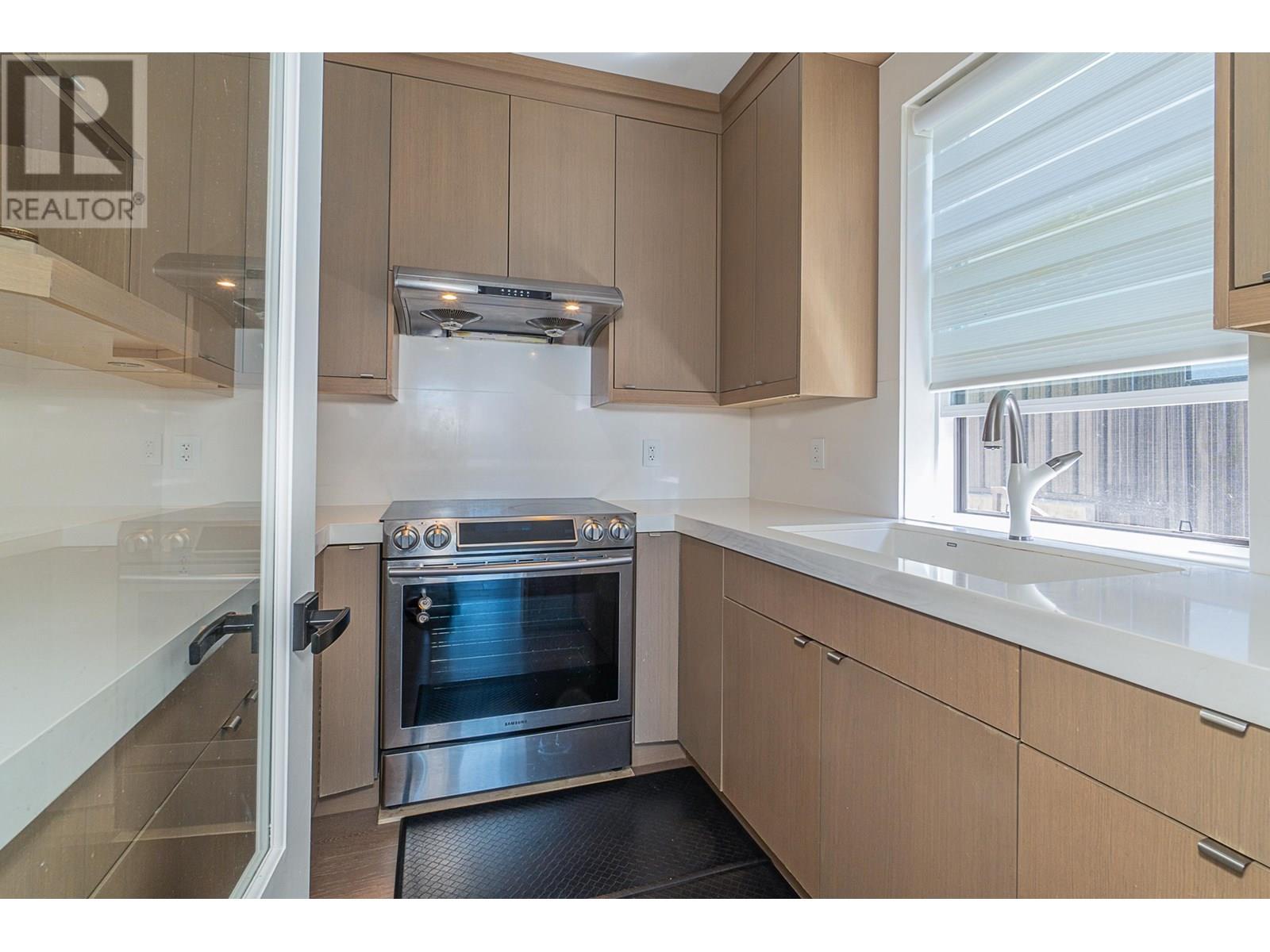 Photo 16 of 6616 Parkdale Drive, Burnaby BC