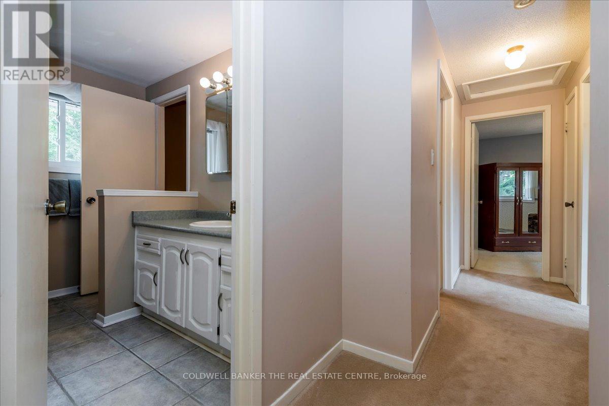 Photo 18 of 8 Bethune Place, Barrie ON