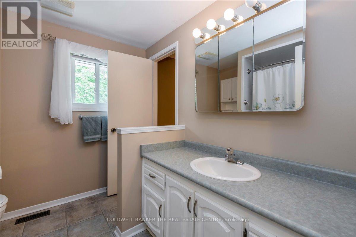 Photo 19 of 8 Bethune Place, Barrie ON