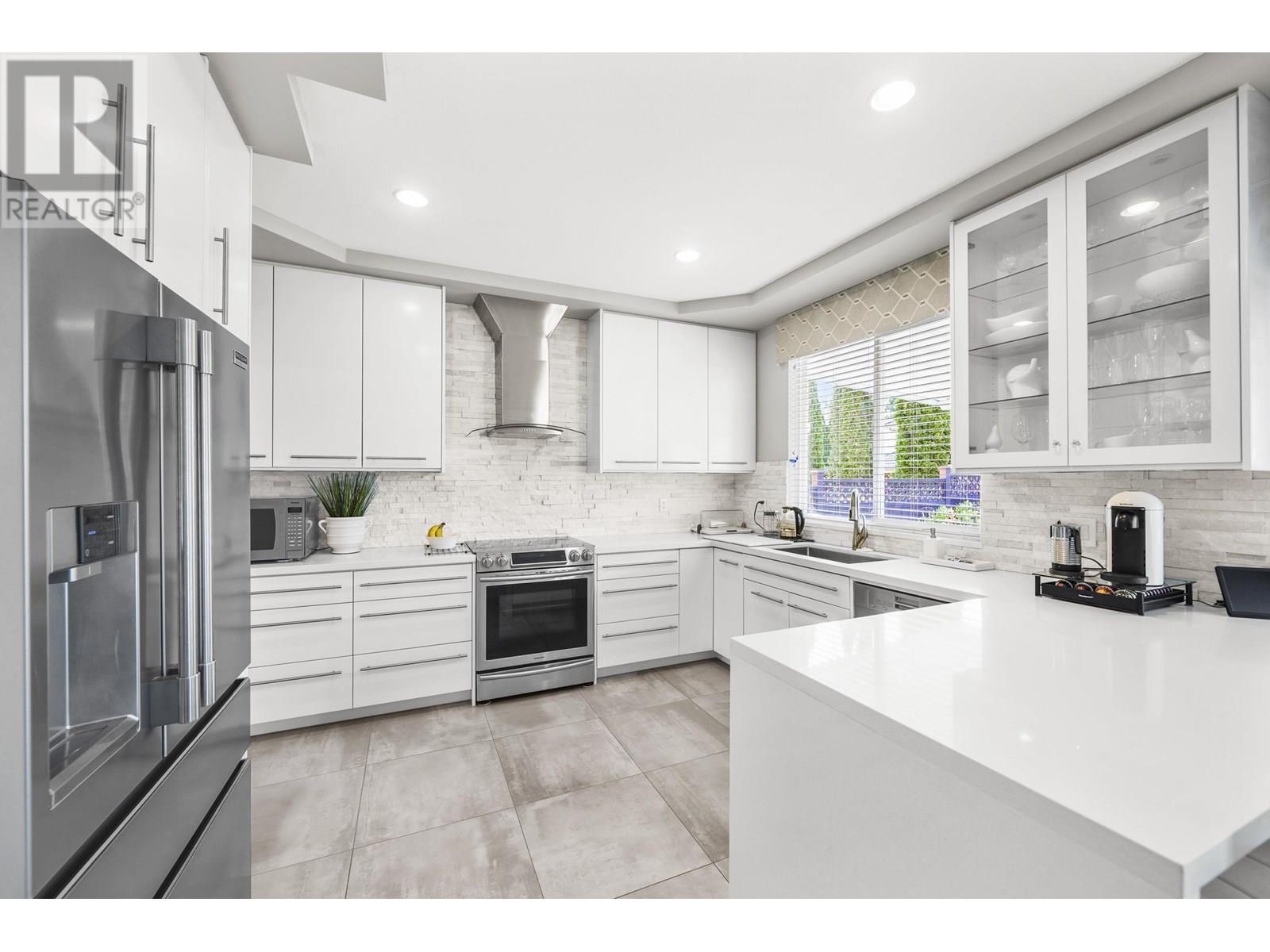 Photo 10 of 1220 Yangtze Place, Port Coquitlam BC