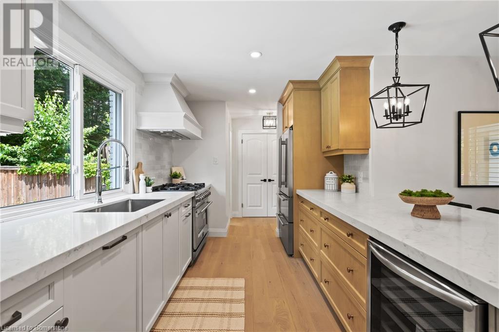 Photo 11 of 250 Linwood Crescent, Burlington ON