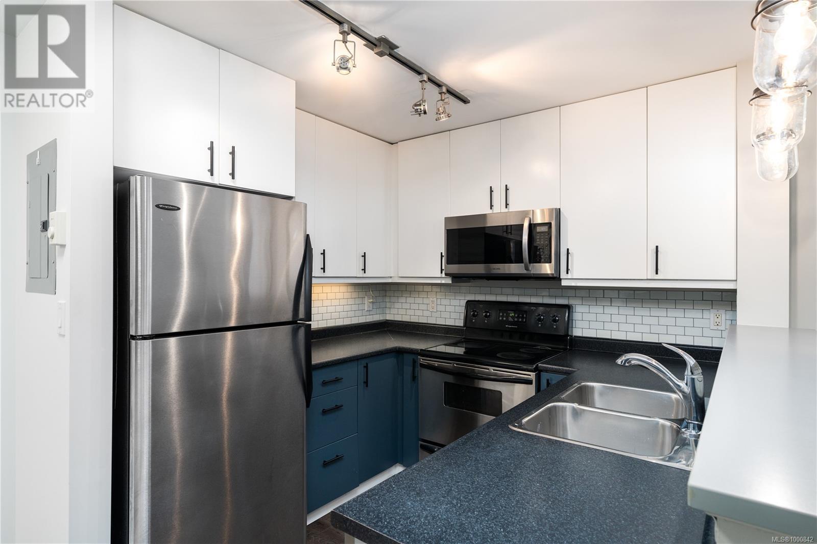#409 860 VIEW ST - Image 8
