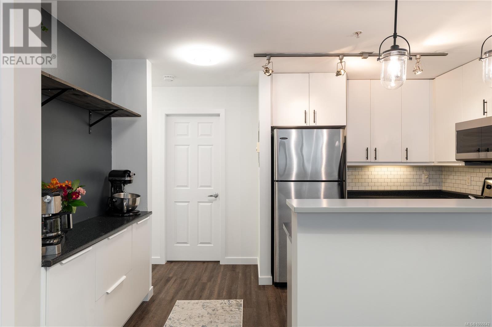 #409 860 VIEW ST - Image 9