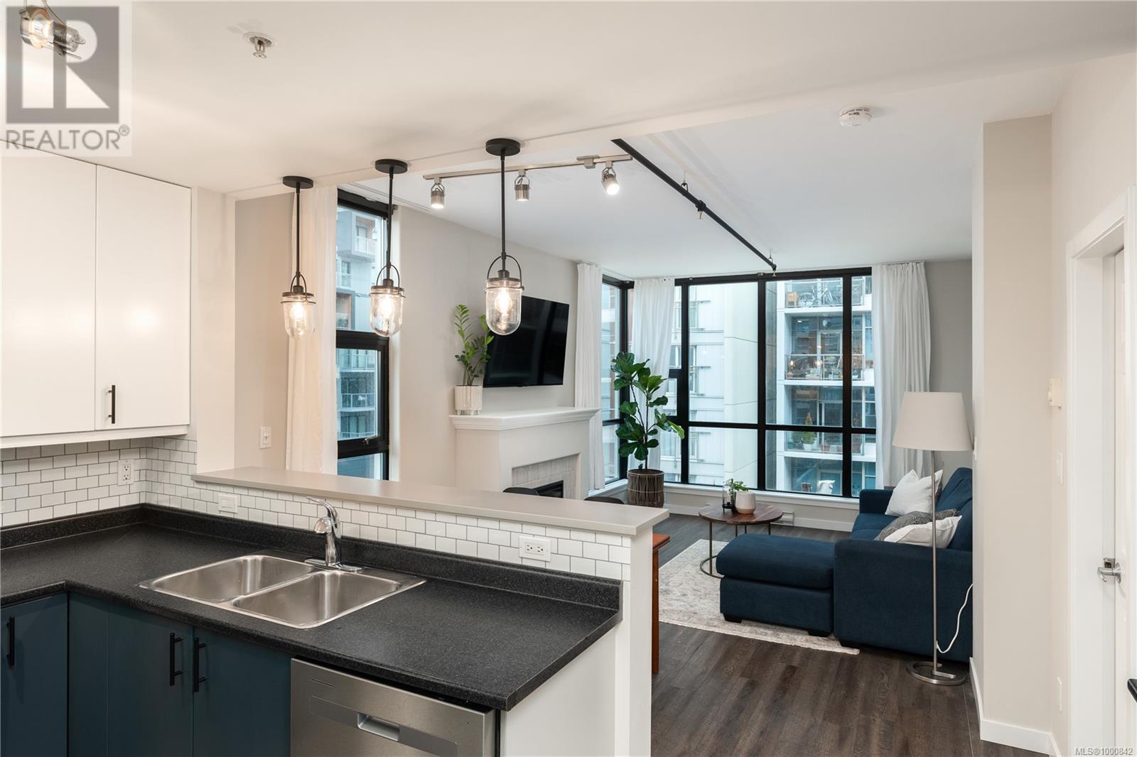 #409 860 VIEW ST - Image 1