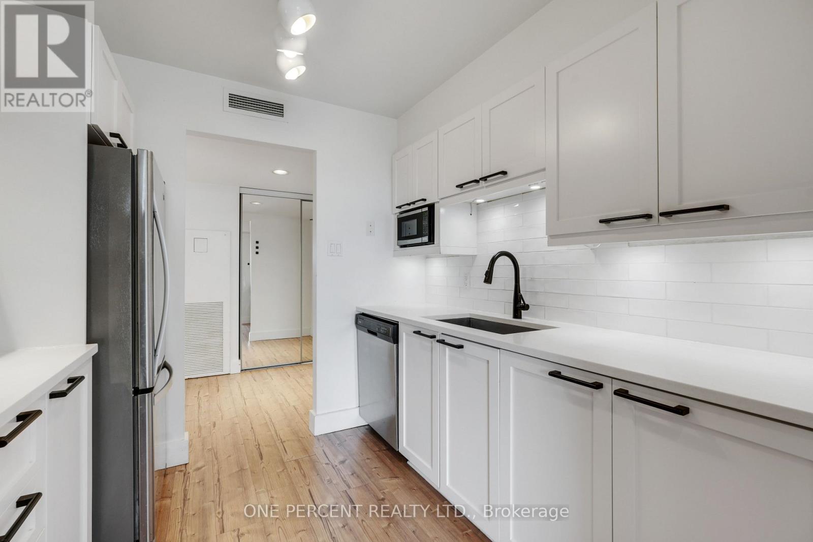 Photo 3 of 610 215 Parkdale Avenue, Ottawa ON